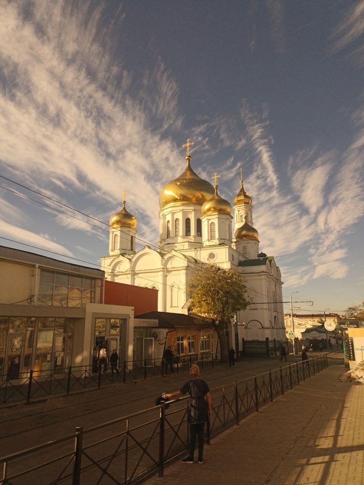 Ростовский храм в лучах солнца