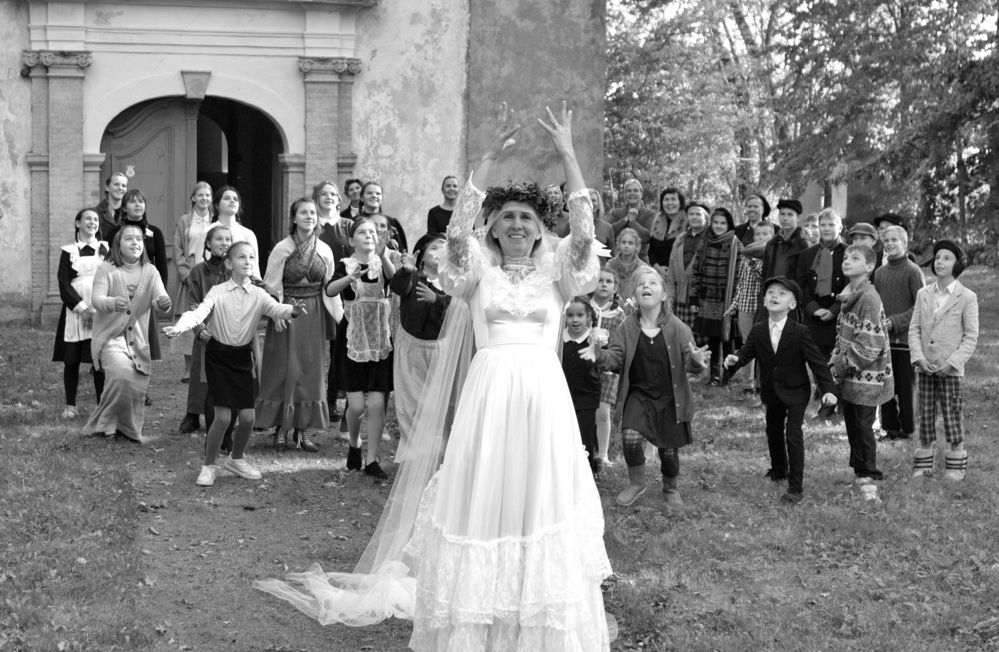 бросая букет