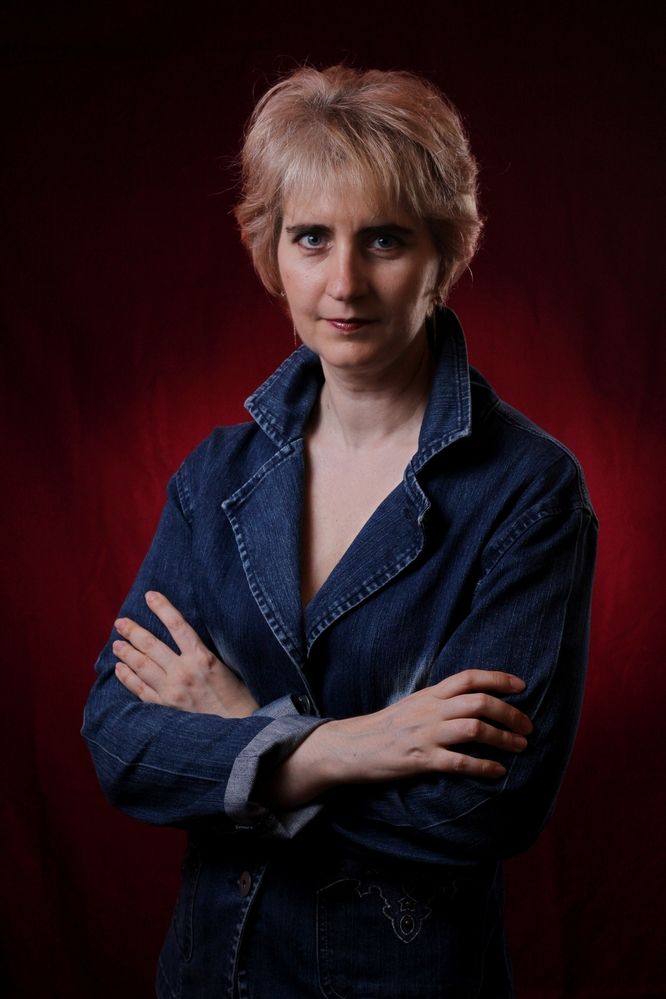 Женский портрет по пояс.