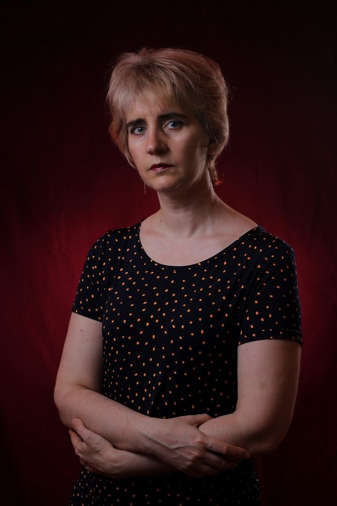 Женский портрет по пояс.