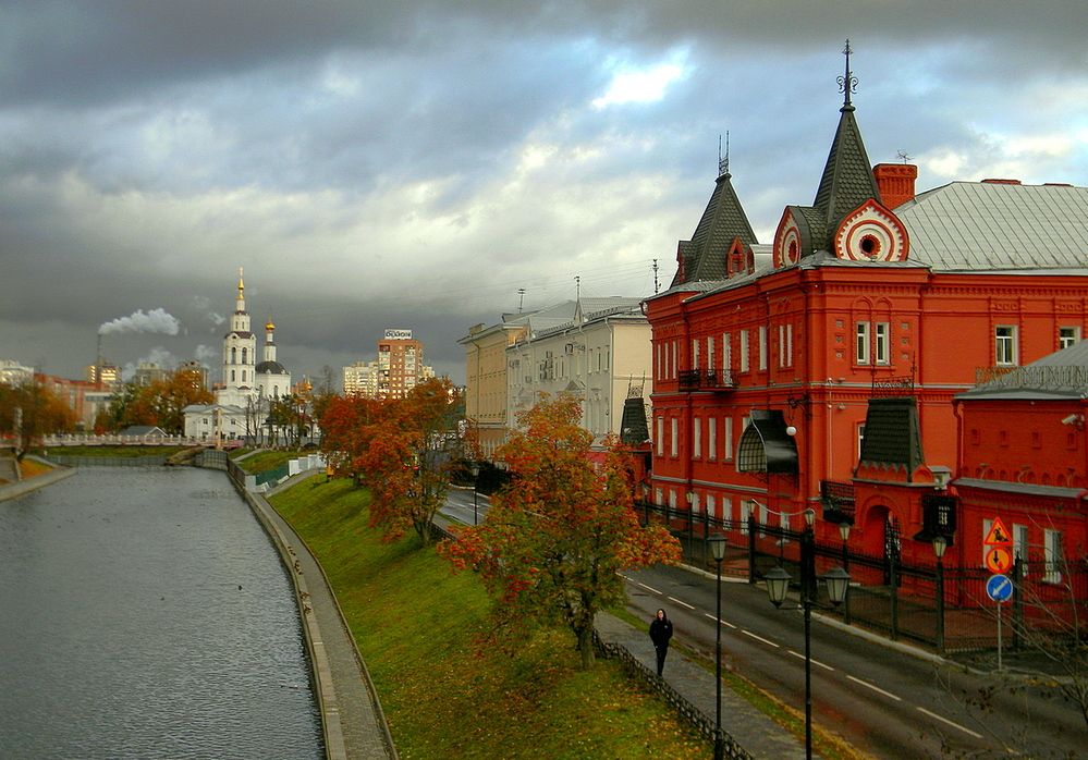 Архитектуру города украсила красная рябина