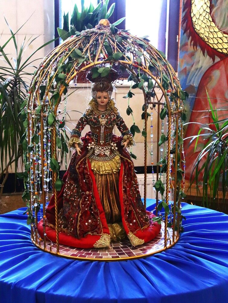 Кукла в национальном костюме.