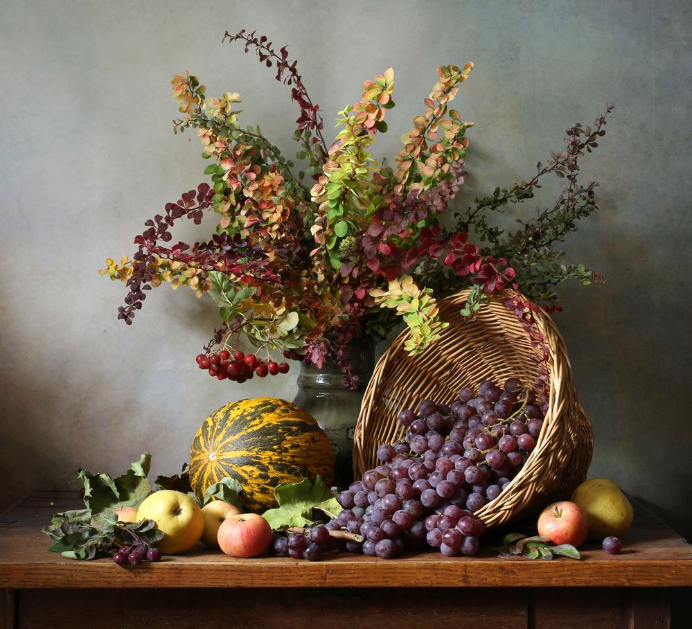 Осенний букет и фрукты.