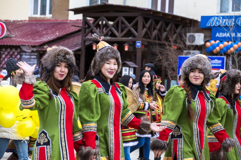 Девушки в  национальных пальто.