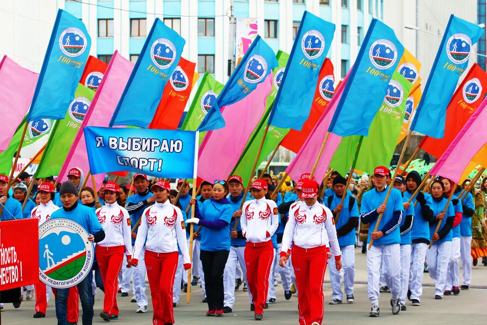 Молодежь на параде 1-го Мая.