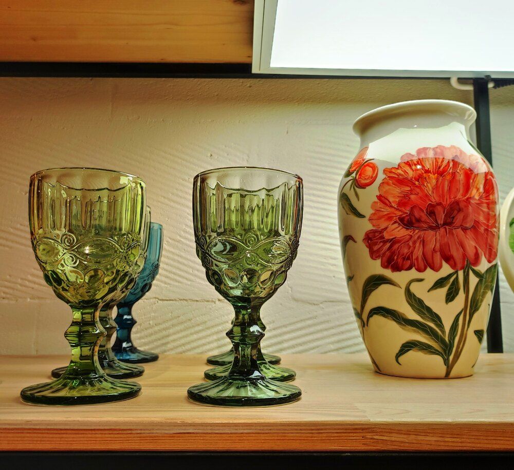 Ваза с красным цветком