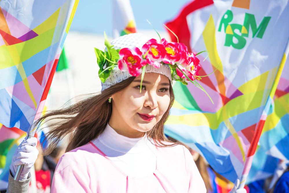 Девушка с венком на голове.