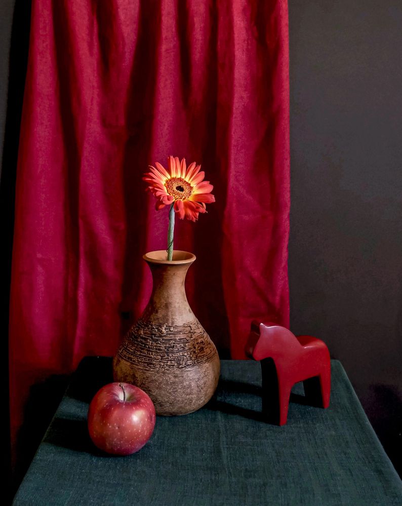 Натюрморт с лошадкой.