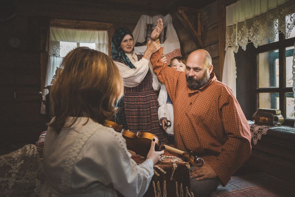 В семье ни без скрипки. Не трогай, ты сам был таким.