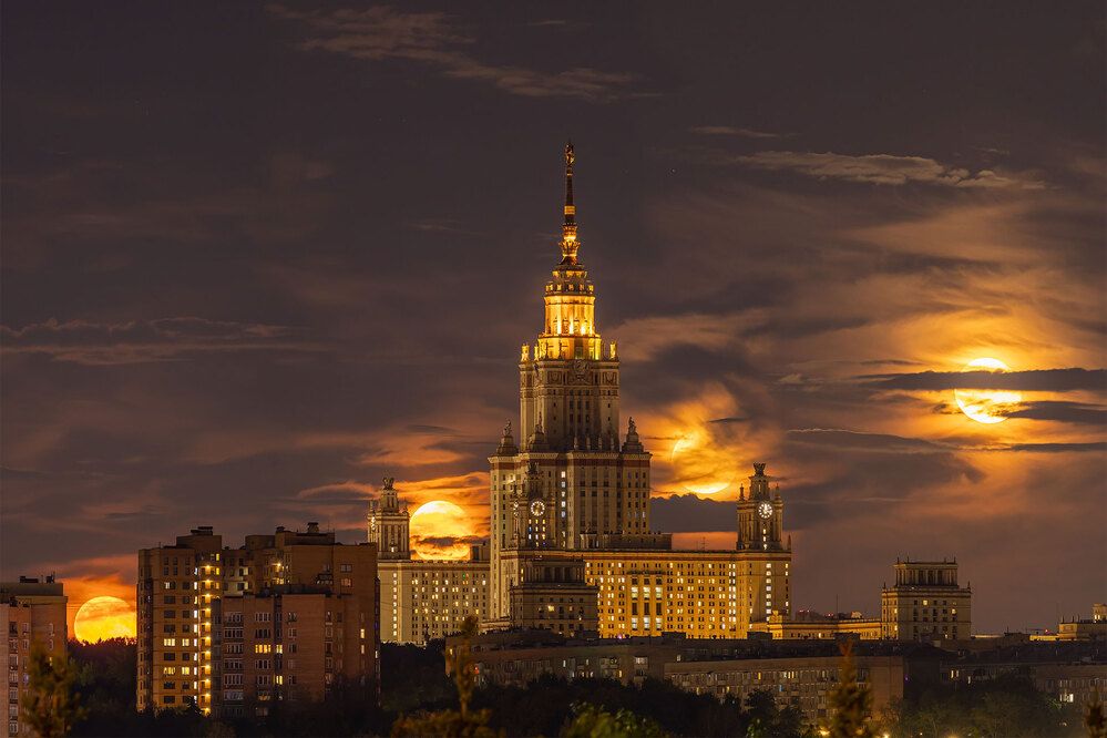 Восход Луны над МГУ