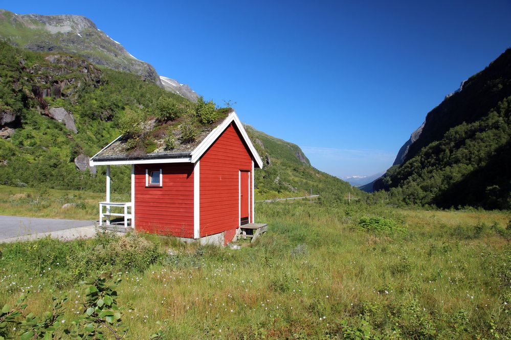 Красный домик