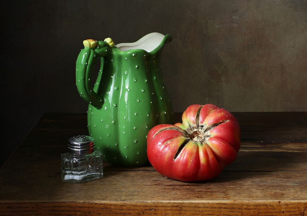 Кувшин и томат