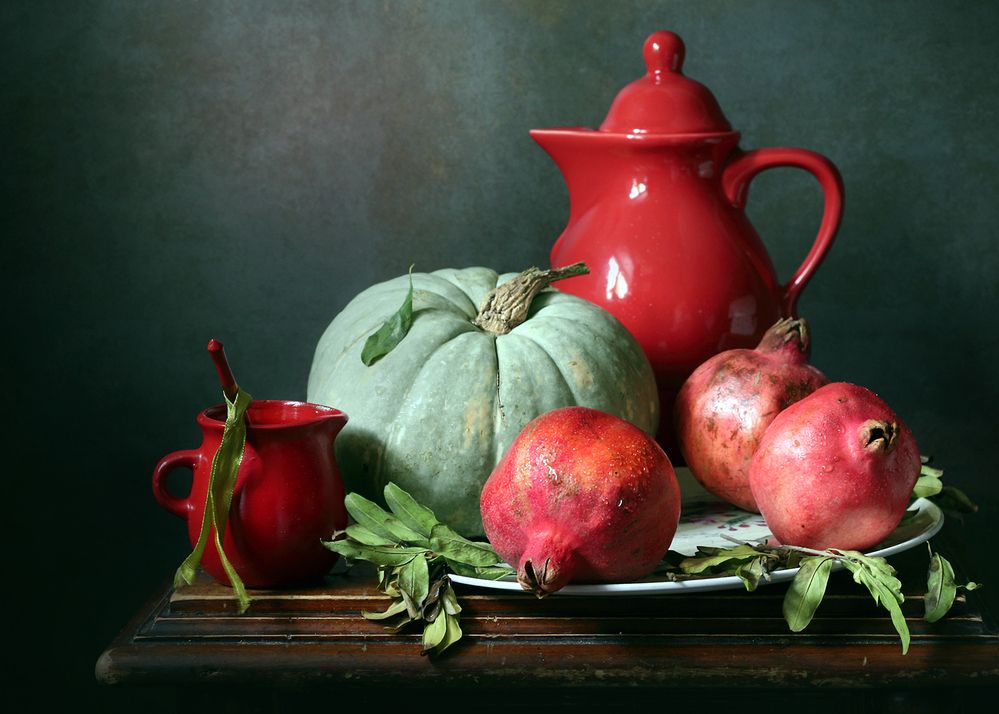 Гранаты и тыква на блюде