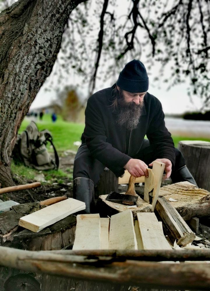 Кижи. Изготовитель деревянных гвоздей