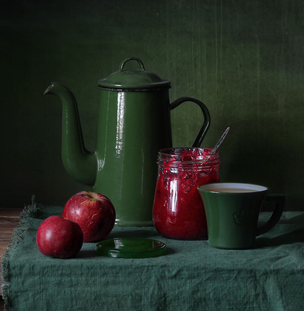 Чай с вареньем из красных яблок!