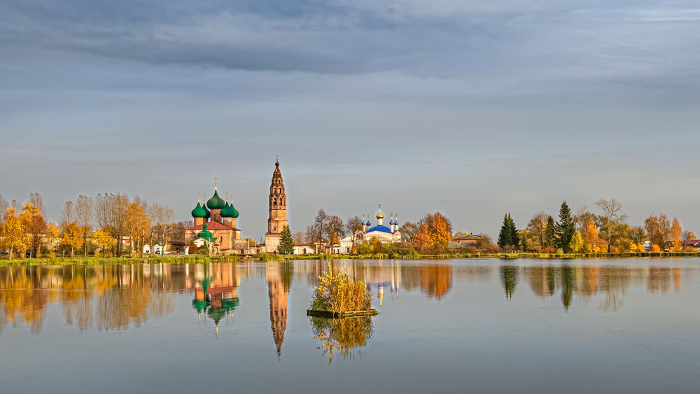 СТАРОЕ СЕЛО В ОСЕННЕМ НАРЯДЕ.