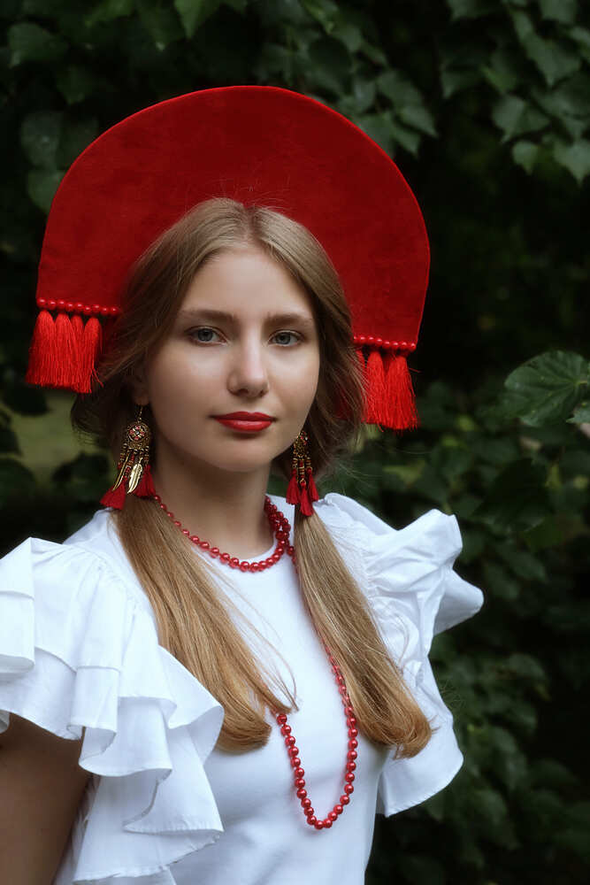 Портрет девушки в красном кокошнике (Portrait of a girl in a red cocoanut)