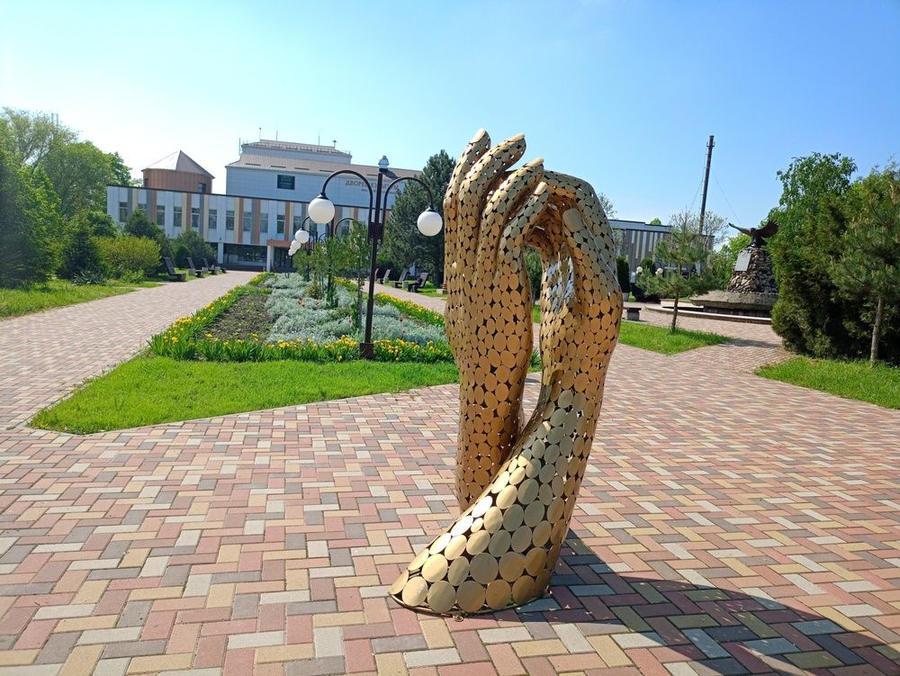 Площадь Ленина, арт-объект «Руки».