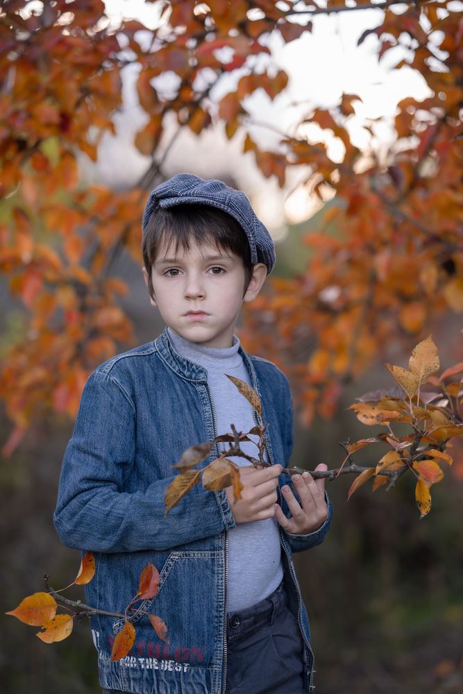 Варлам. Портрет на фоне осенних листьев