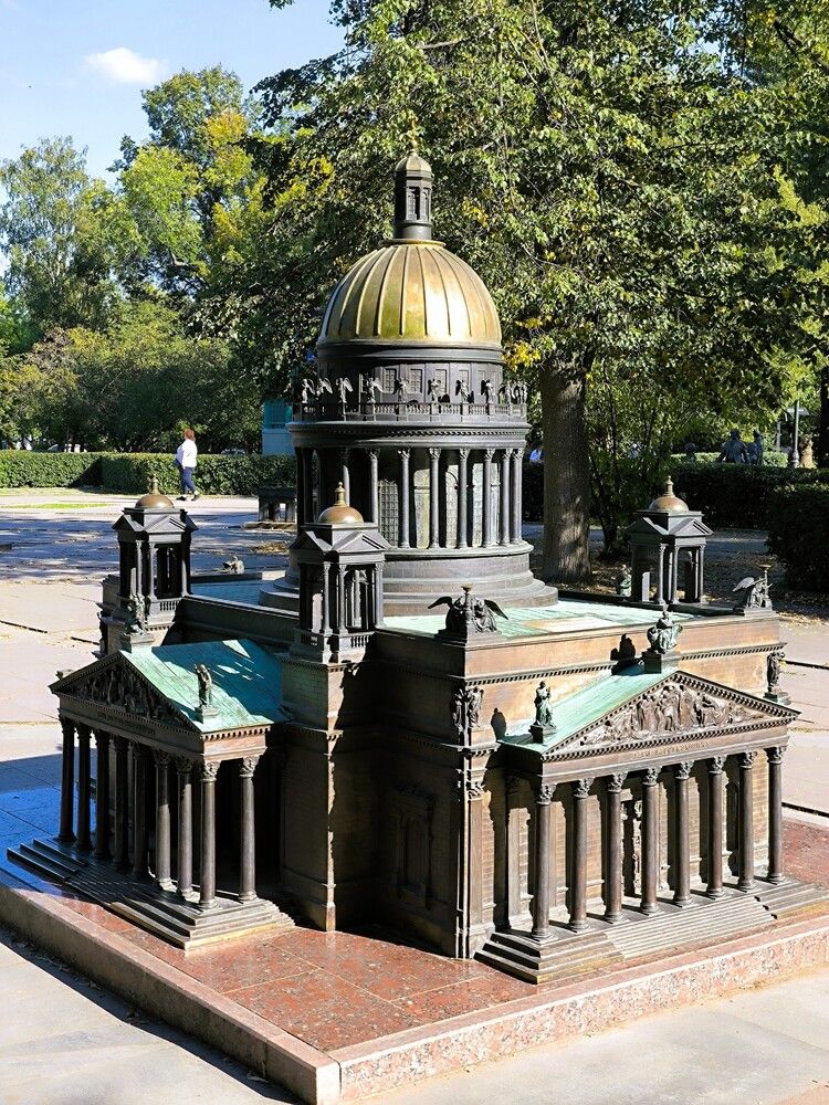 Исаакиевский собор в миниатюре в Санкт-Петербурге