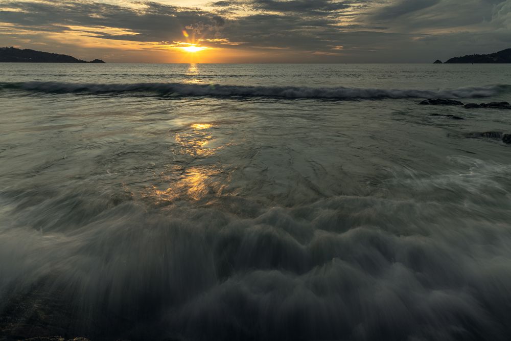 На море