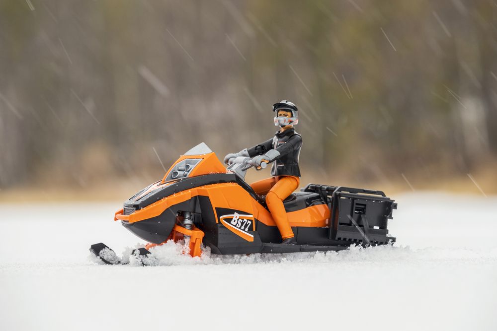 Снегоход под снегопадом