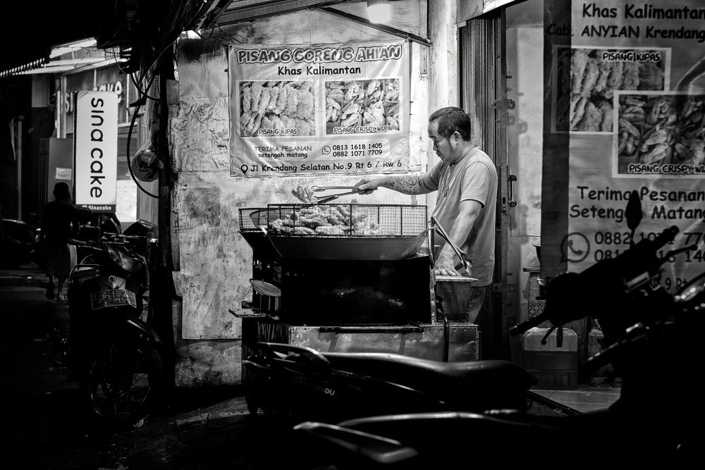 Under Neon, the Fryer’s Rhythm