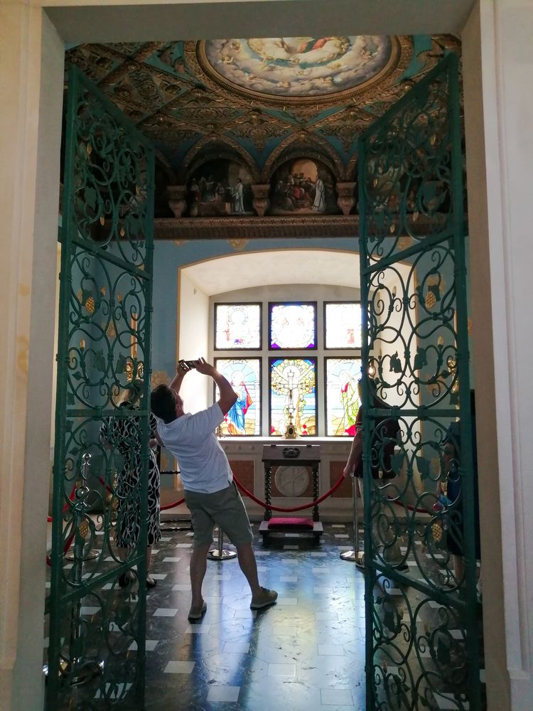 Туристы в королевской часовне Гродненского Старого замка.