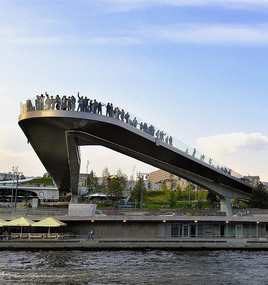 На парящем мосту. Москва.