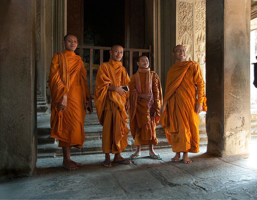 Ангкор Ват. Позирующие для туристов монахи.