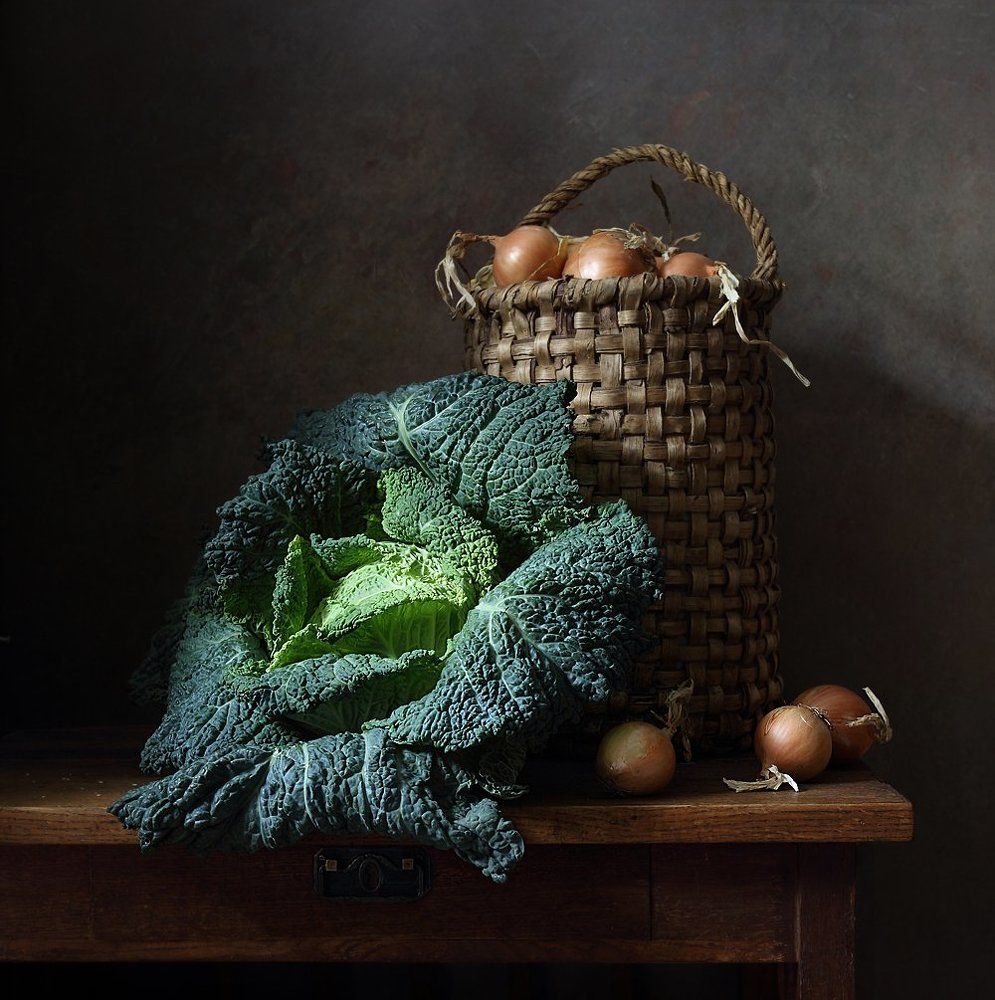 Савойская капуста и корзина с луком