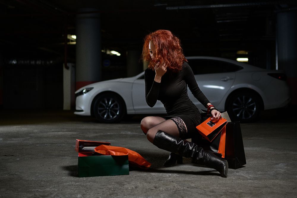 Рыжая незнакомка после шопинга/A red-haired stranger with shopping