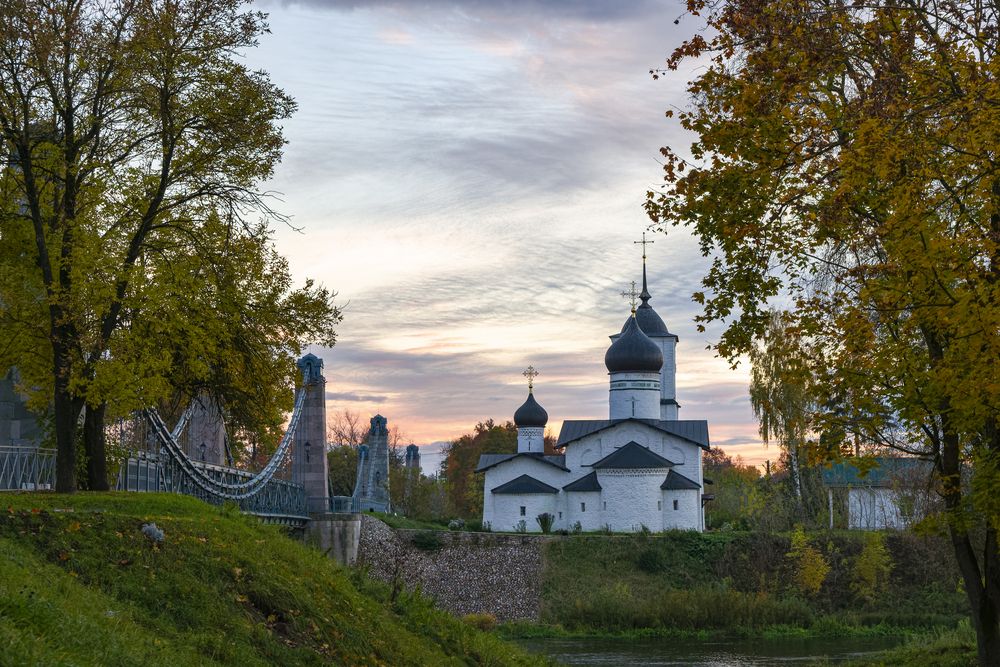 Цепной мост, город Остров