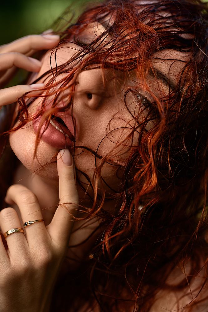 Looking through wet hair/Взгляд сквозь мокрые волосы