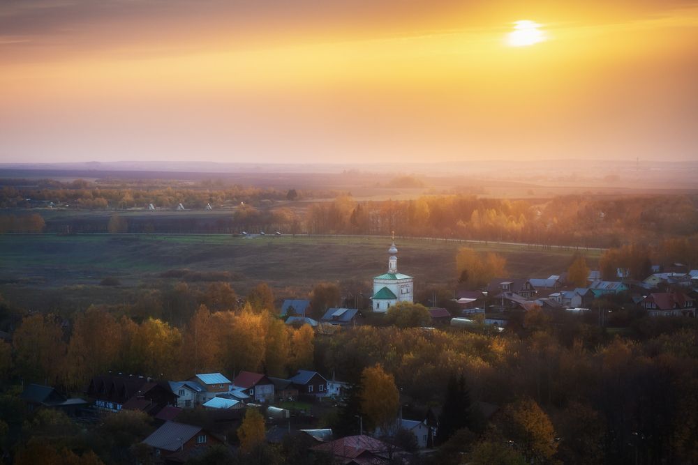 Тихвинская церковь на закате.