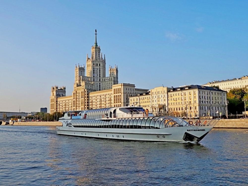 Прогулочный корабль на фоне высотки