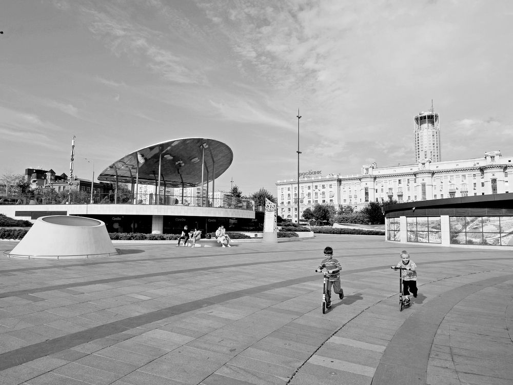 Кольцевые гонки на самокатах.