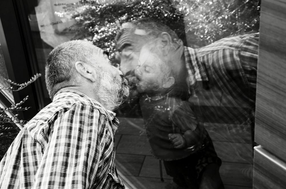 Kiss in window.
