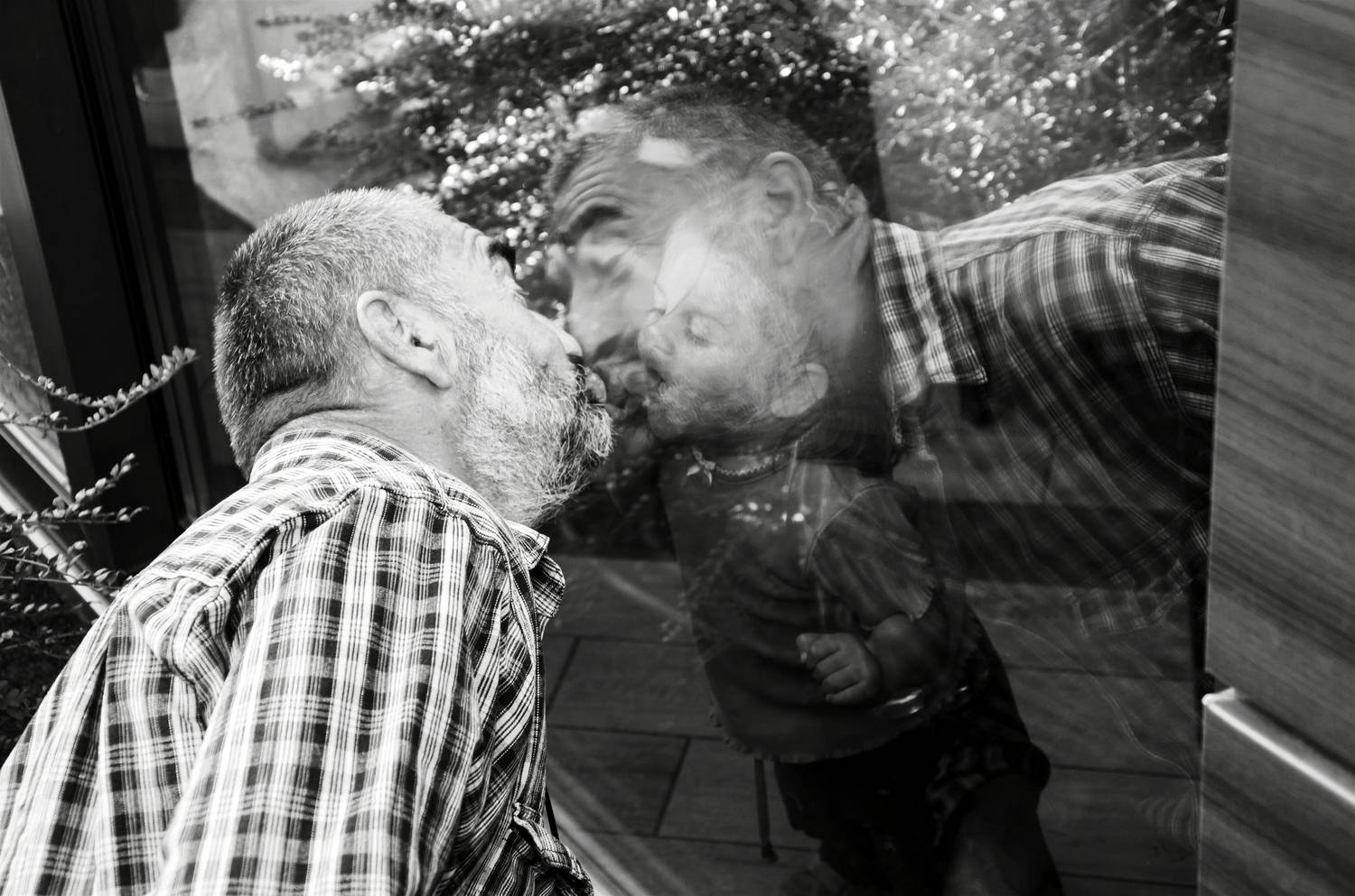 Kiss in window.