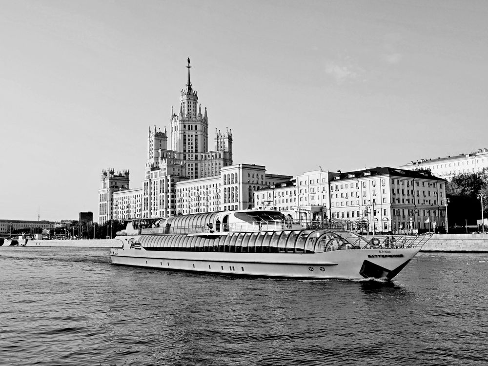Прогулочный корабль на фоне высотки