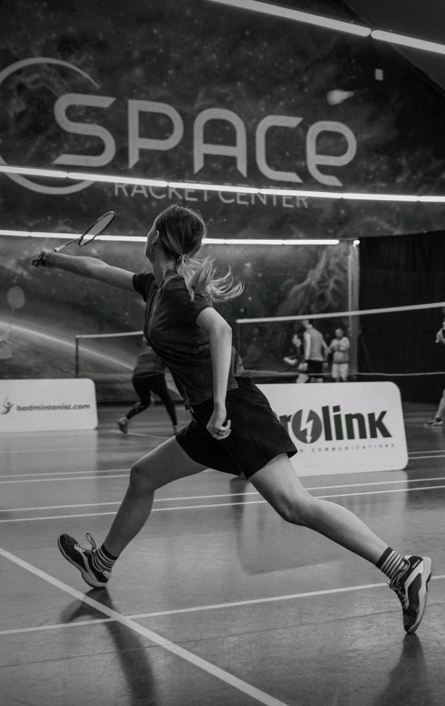 Движение волана и спортсмена.