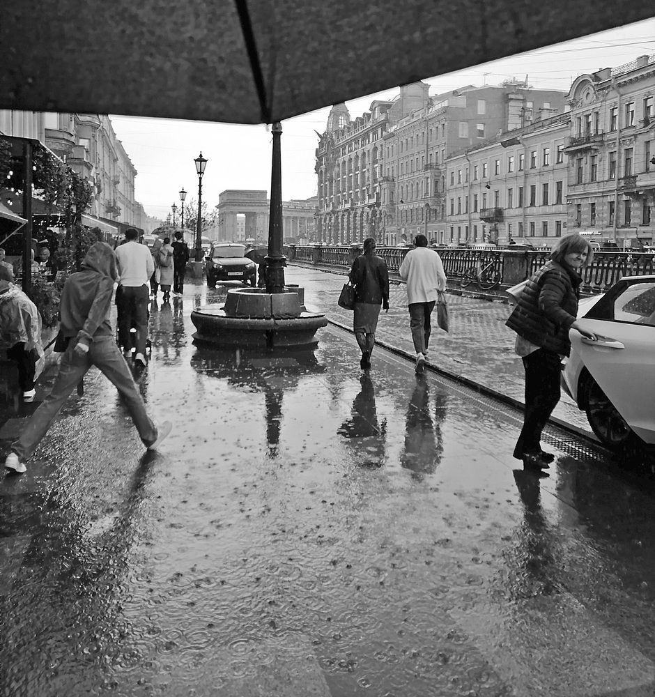 Дождь по асфальту рекою струится...