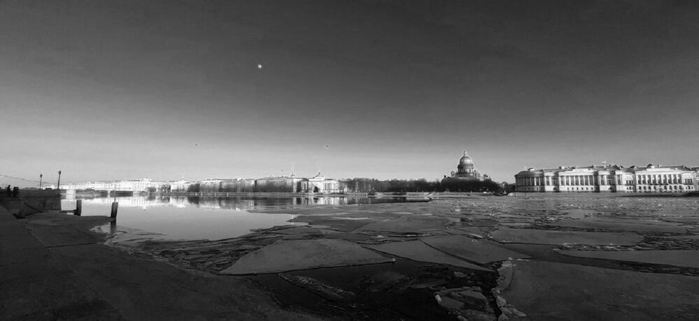 Весна в Петербурге! Лед идет! По Неве идет.