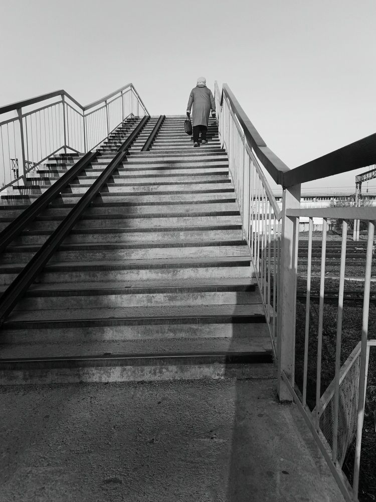 Поднимаясь вверх по лестнице.