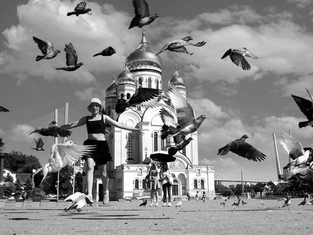 Храм, девочка и голуби.