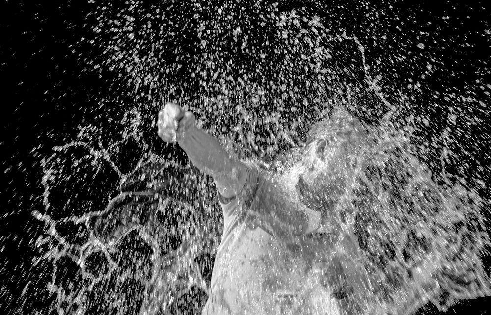 разбил шарик с водой