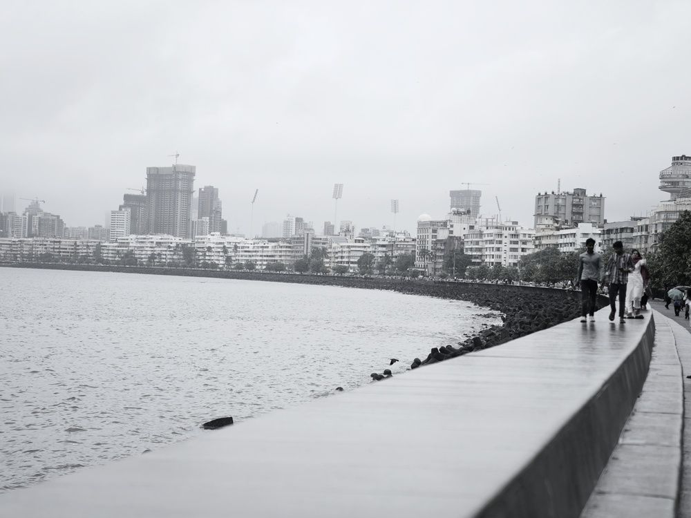 Urban Serenity: Mumbai\'s Waterfront Elegance