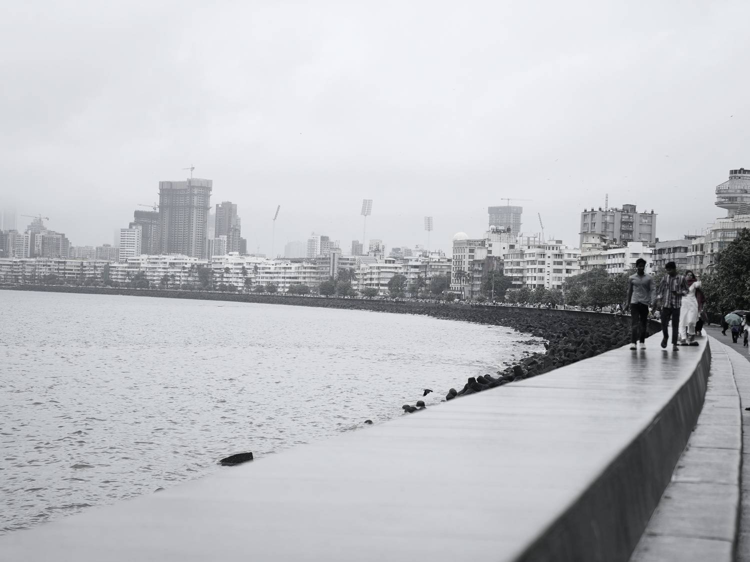 Urban Serenity: Mumbai\'s Waterfront Elegance