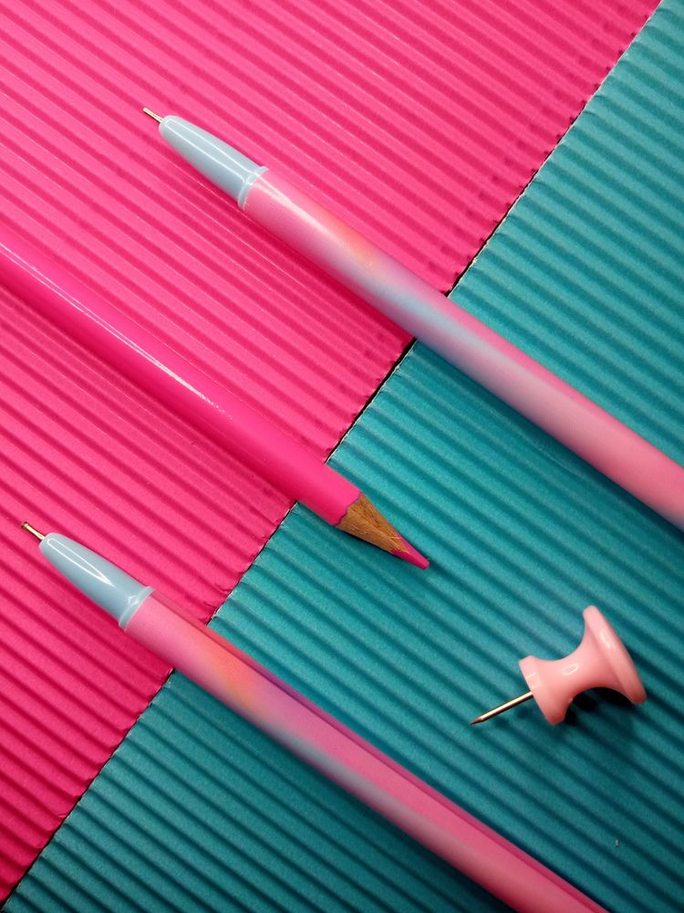 Две ручки. Кнопка. Карандаш.