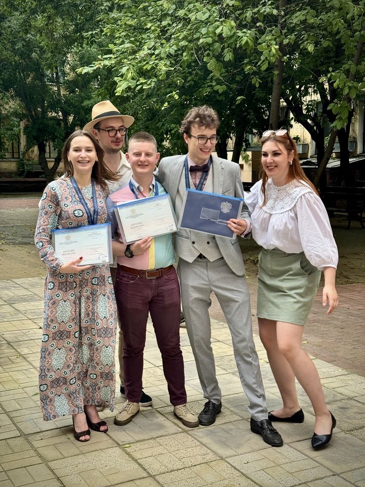 Счастливые дипломированные студенты